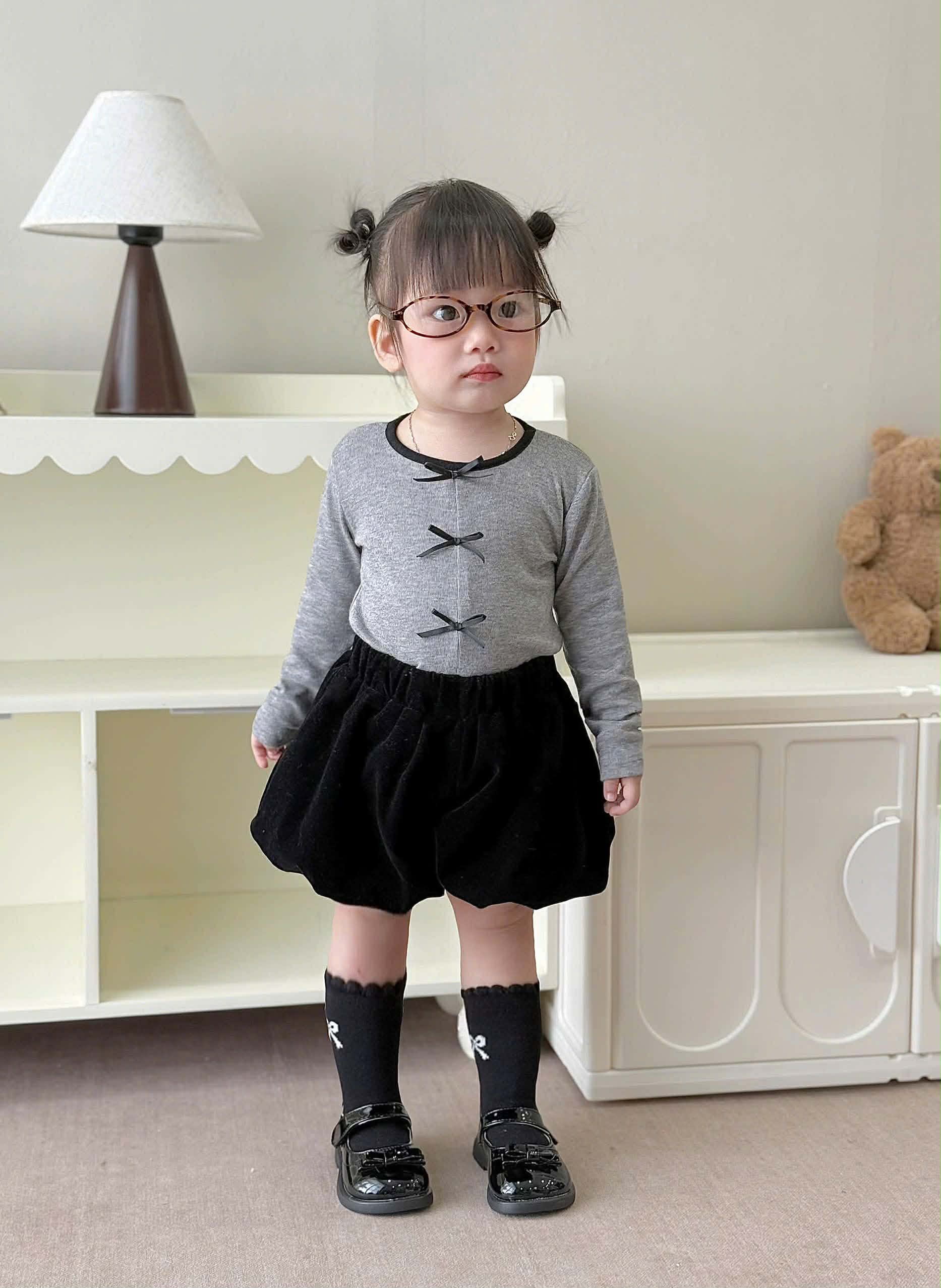 2-Pieces Grey Ribbed Bow and Black Velvet Short